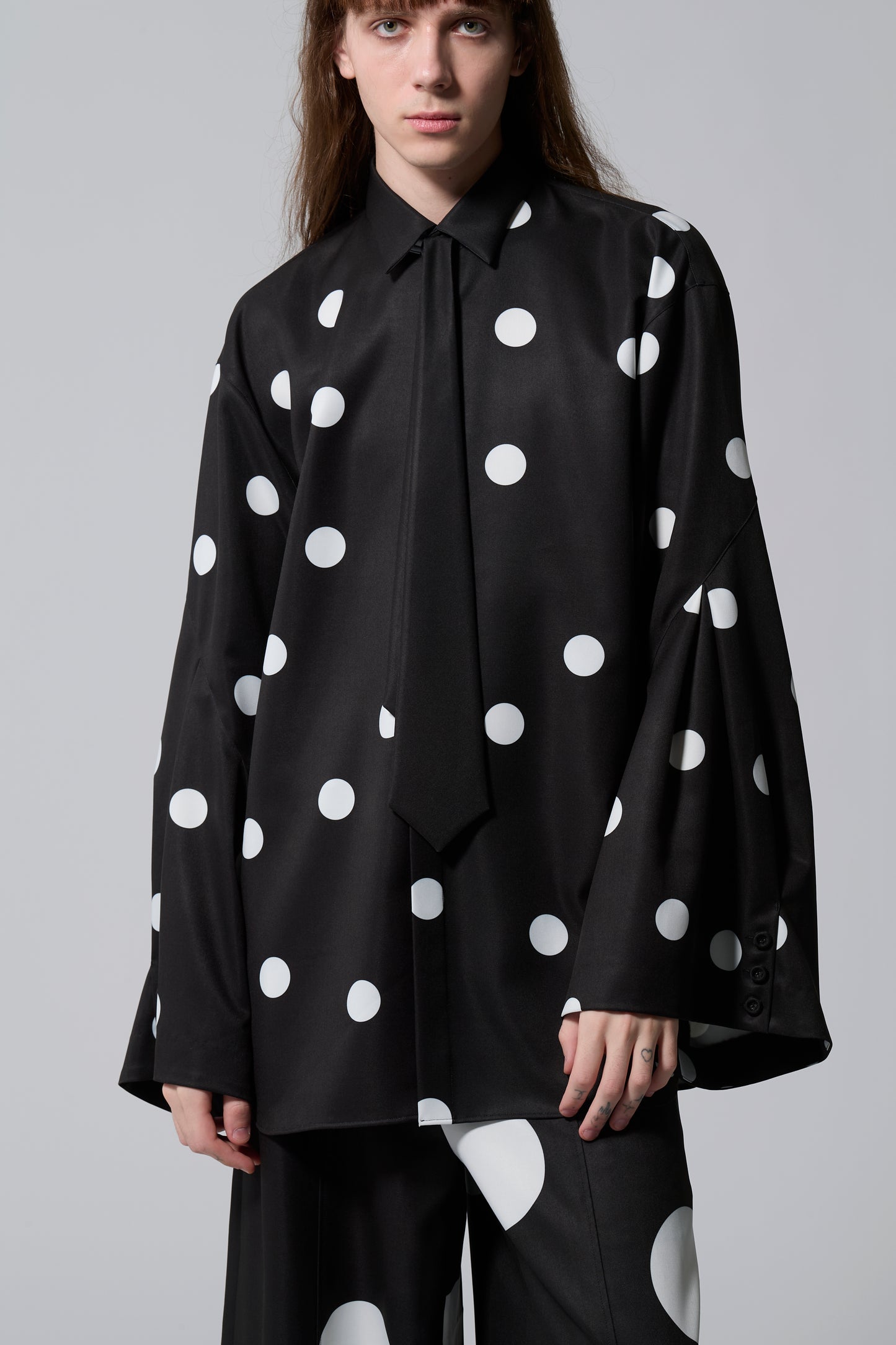 φ1.4inch dot Tie-Detail Sleeve Tuck Flare Volume Shirt BLACK
