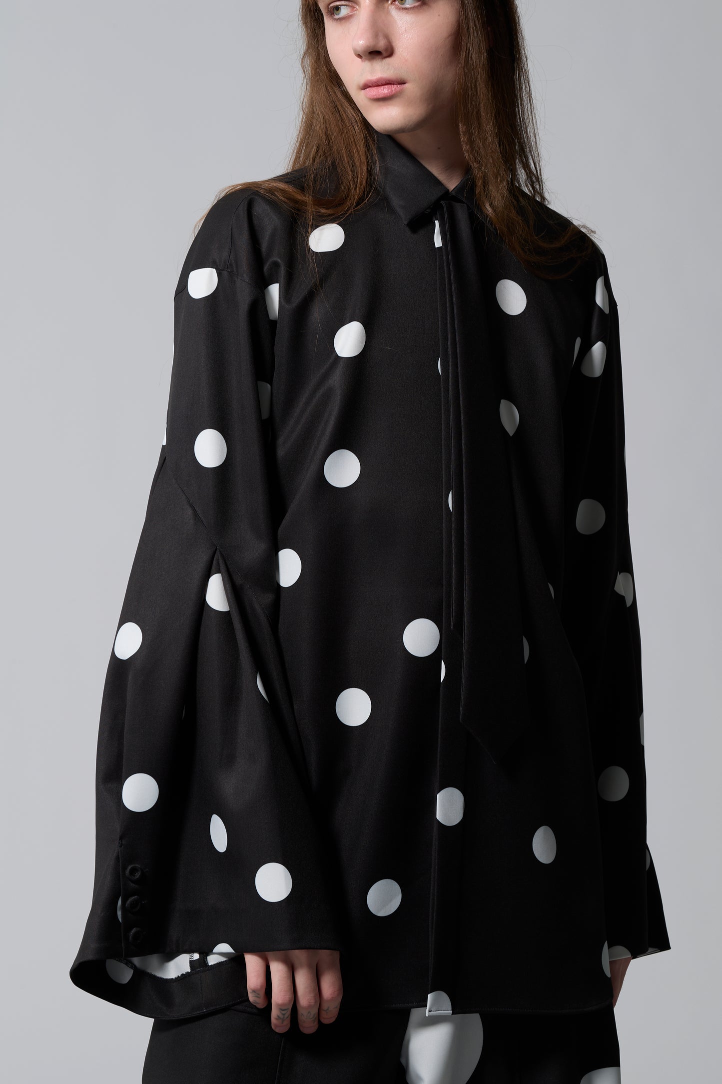 φ1.4inch dot Tie-Detail Sleeve Tuck Flare Volume Shirt BLACK