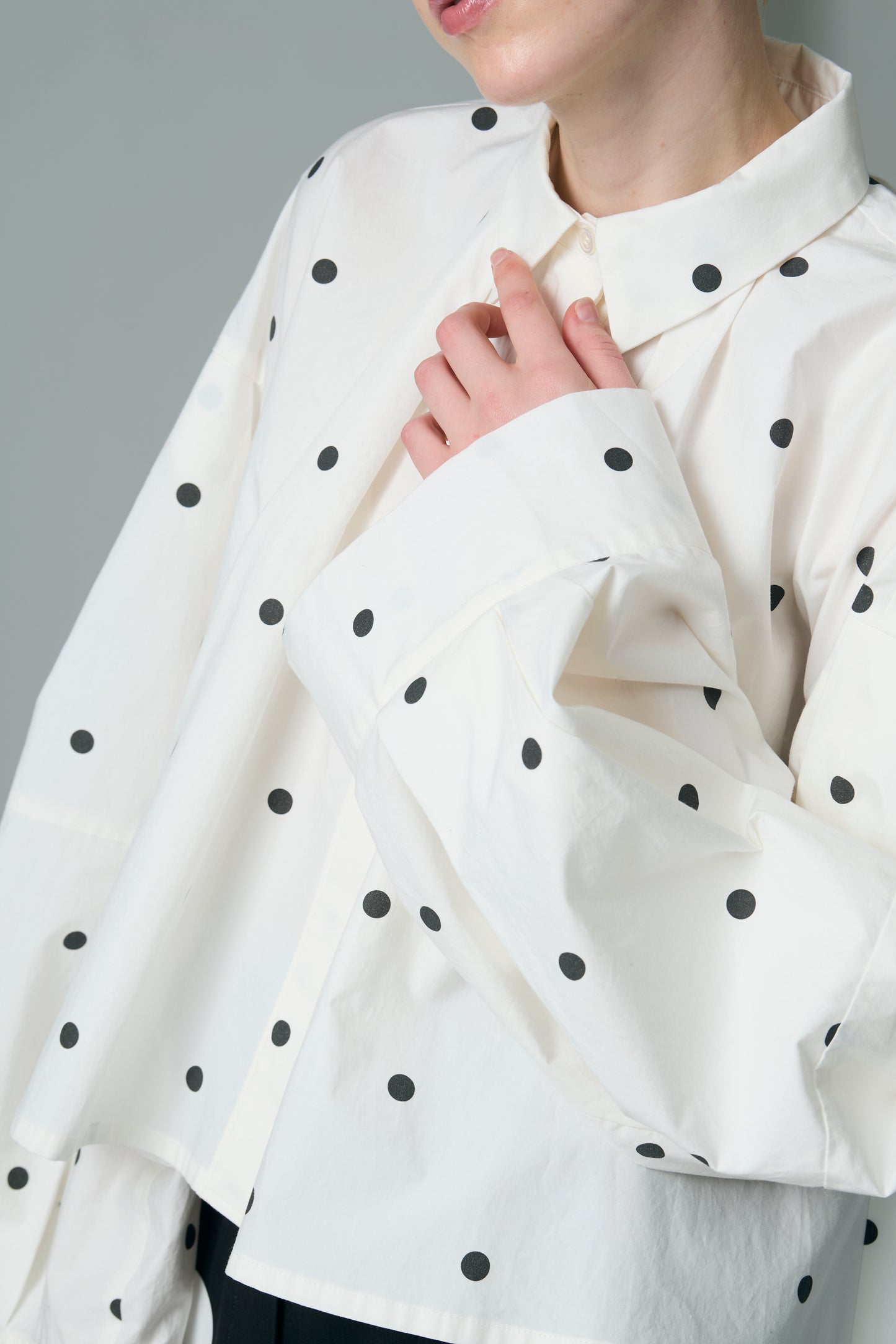 φ0.5inch dot Wide Sleeve Voluminous Blouse