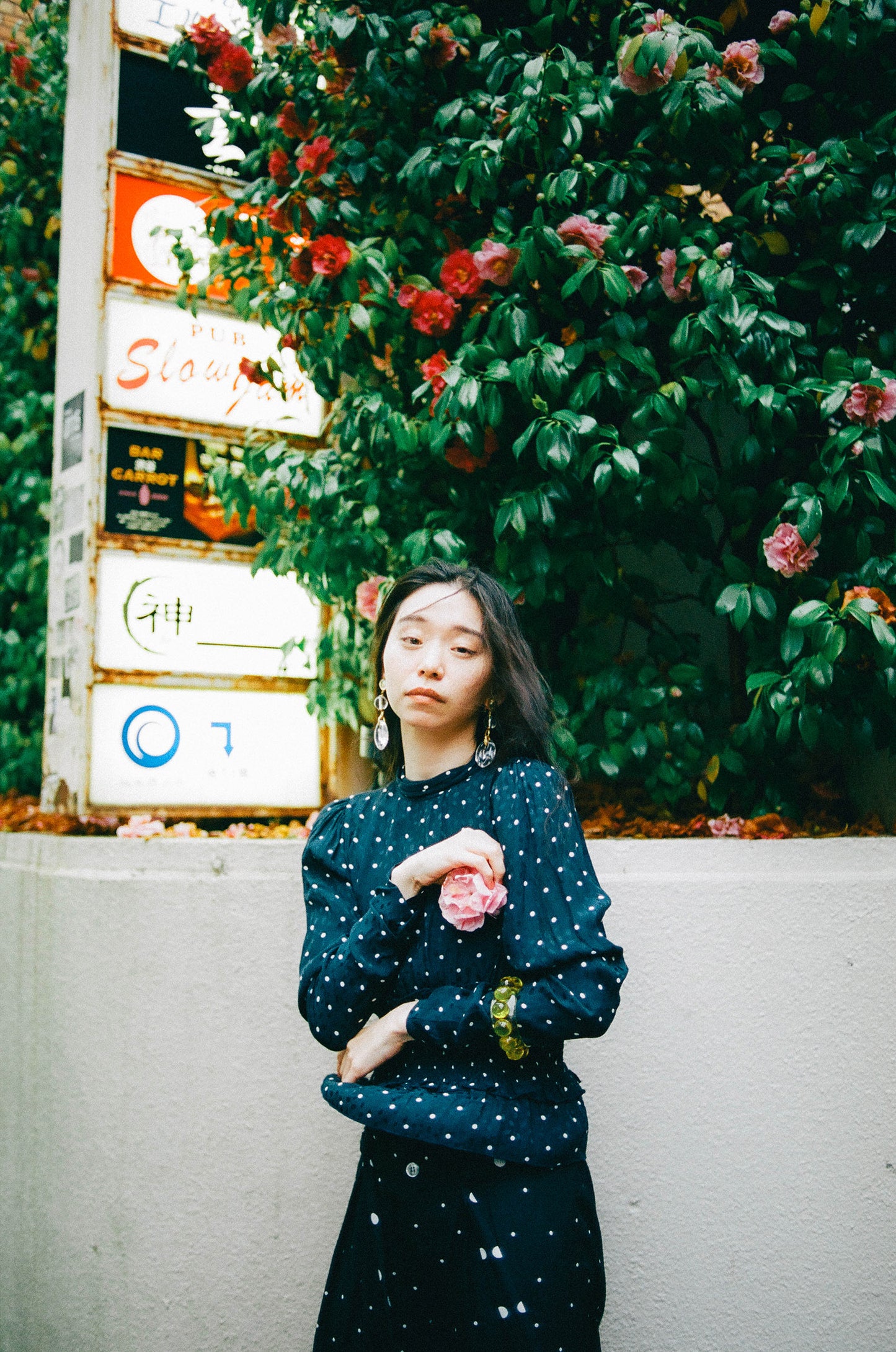 Shirring blouse at the waist with open back